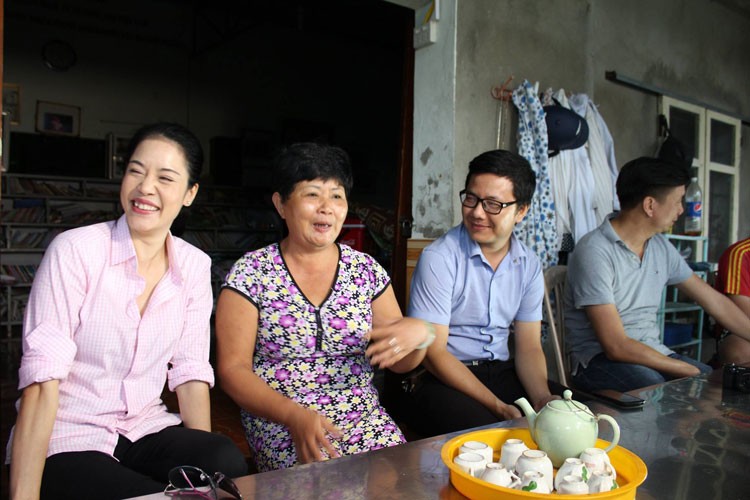 Ca si Thu Phuong gian di ve tham que Hai Phong-Hinh-11